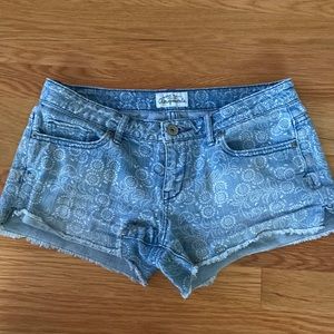 Adorable flower-print light wash denim shorts, very good condition, mid-rise